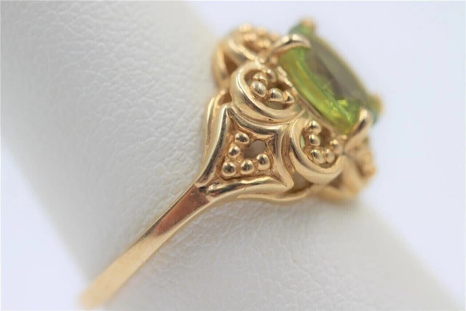 Anillo de compromiso halo de peridoto verde moissanita ovalado de 2 quilates enchapado en oro amarillo de 14 k Foto 4 de 4