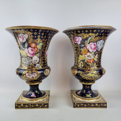 Antikes großes Paar Derby Kobalt Vasen bemalt mit Blumen 32 cm hoch A/F