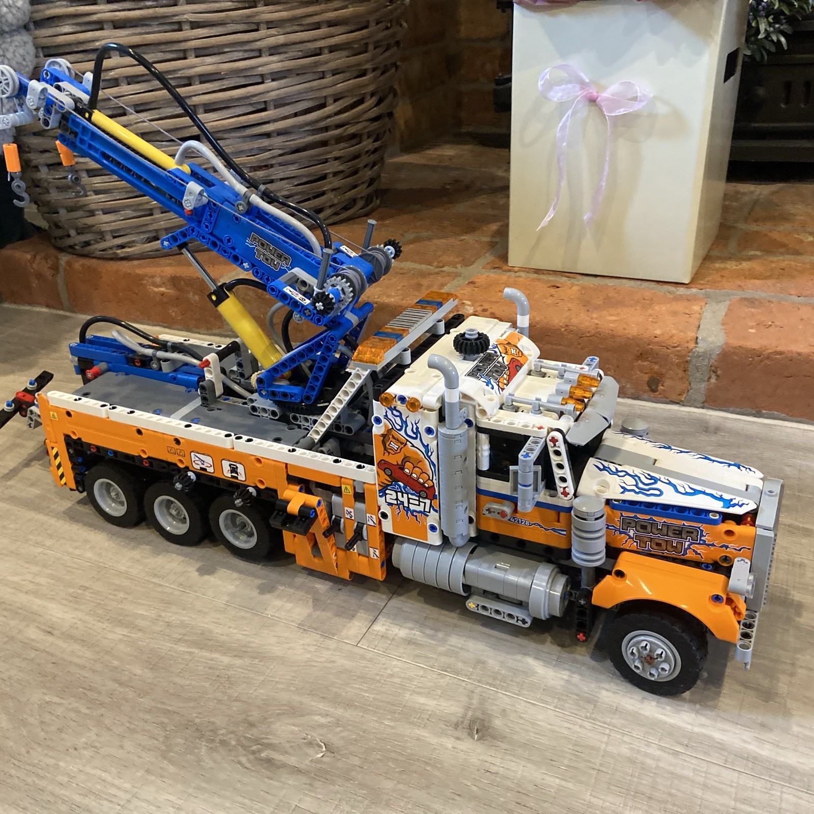 LEGO TECHNIC: Heavy-duty Tow Truck (42128)