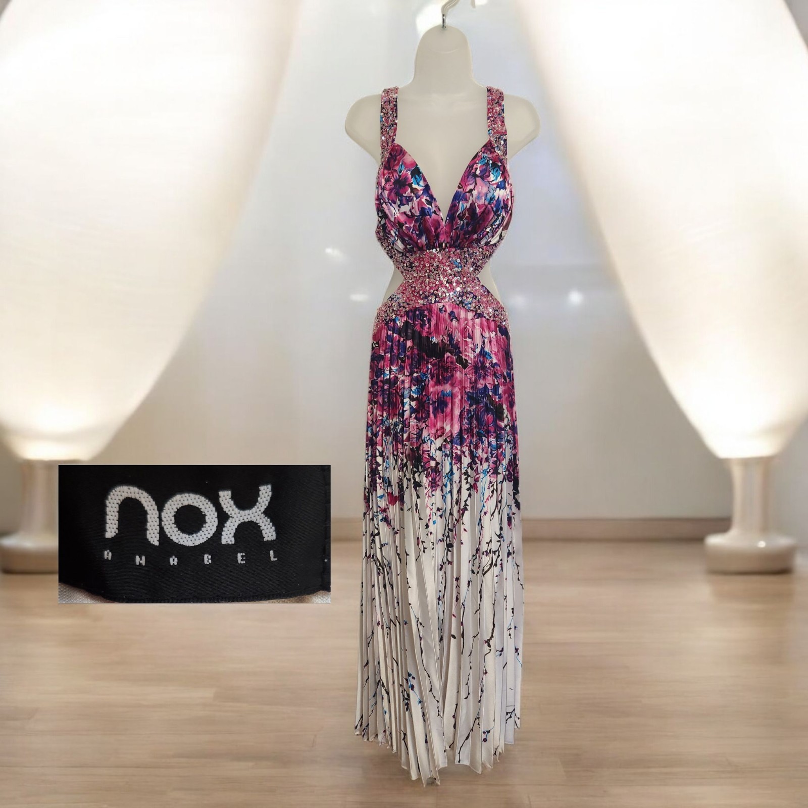 Vestido Nox Anabel Rosa Floral Cuello en V Recortes Laterales Lentejuelas Cuentas Floral Talla Pequeña