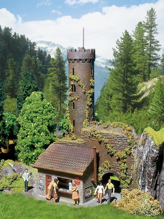 Maquette tour point de vue Faller 130291 pour donner du relief aux dioramas plats