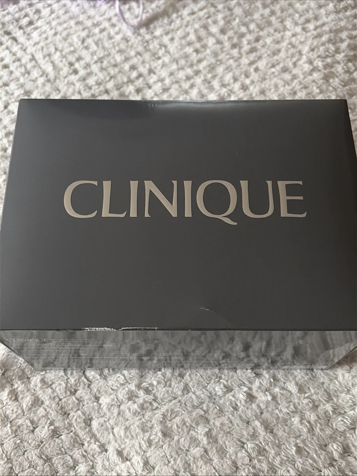 Clinique Facial Skincare Whole Set, With Travel Size Bag NEW - Image 2 of 2