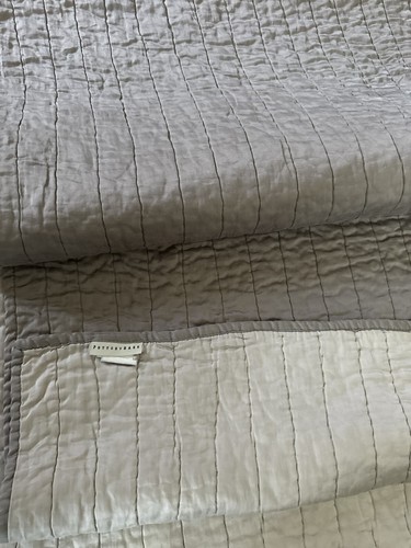 Pottery Barn Silk Channel zweifarbig wendbar beige/taupe Qn gesteppte Decke.