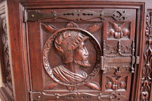 ANTIQUE CARVED OAK GOTHIC FIGURAL CABINET ca. 1890 - Picture 5 of 8