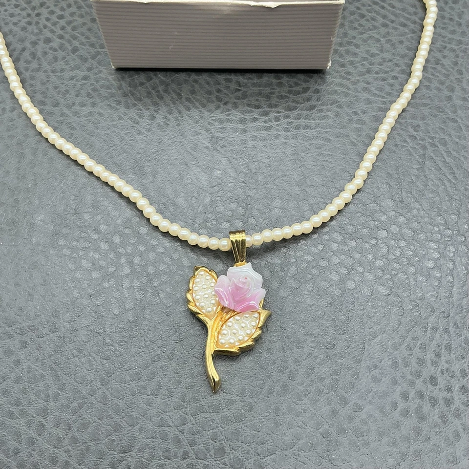 Conjunto de aretes perforados collar rosa flor porcelana Avon tono dorado imitación perla Foto 4 de 4