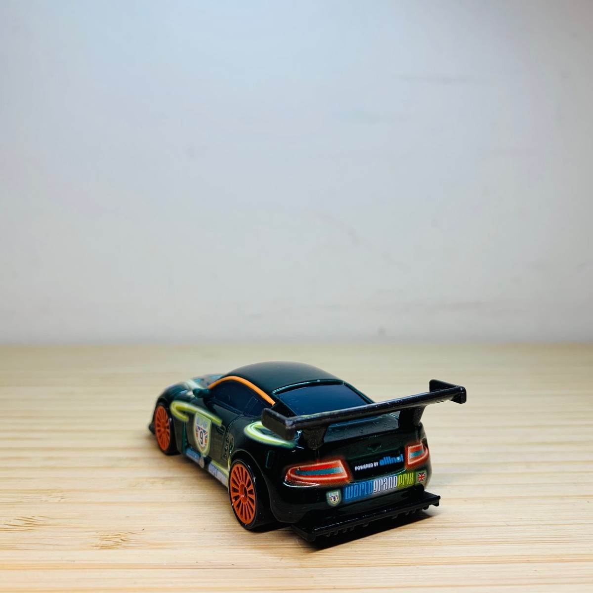 Disney Pixar Cars - Nigel Gearsley Neon Racers WGP Racer Diecast