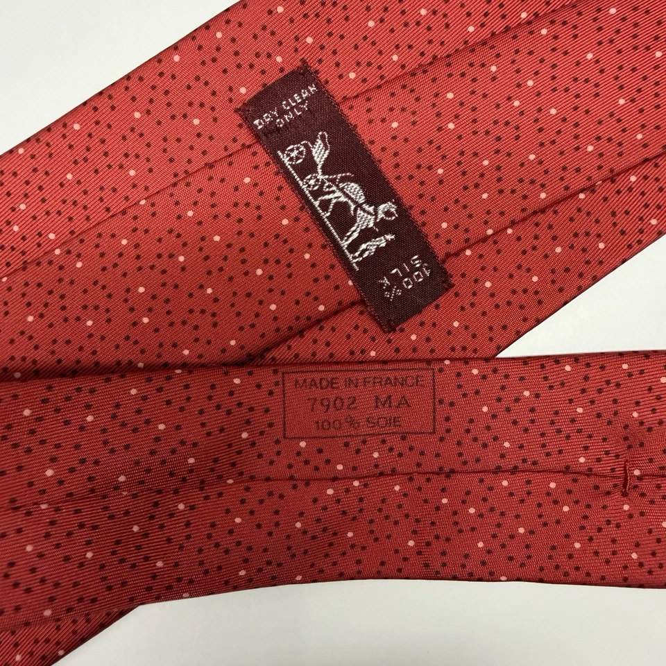Corbata para hombre Hermes lunares rojo satinado seda Francia 7902 MA 3,5" (W) x 59" (L) usada en excelente estado Foto 3 de 4