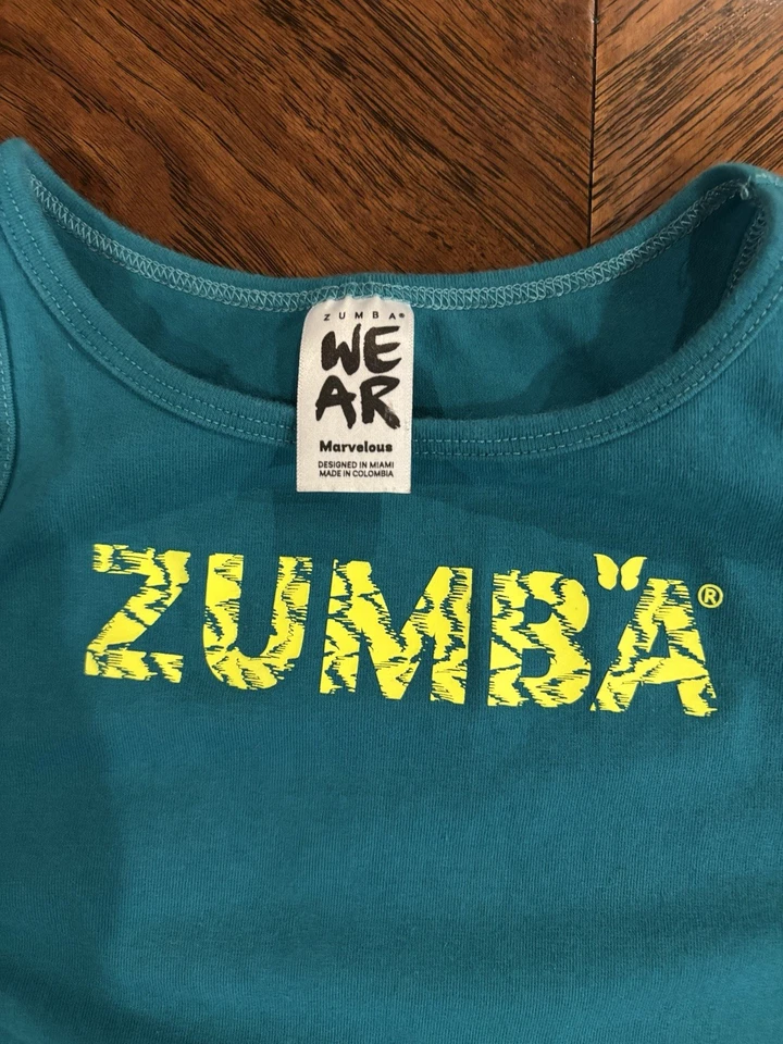 Camiseta regata Zumba cropped usada gola alta ajustada borboleta turquesa - Imagem 4 de 4