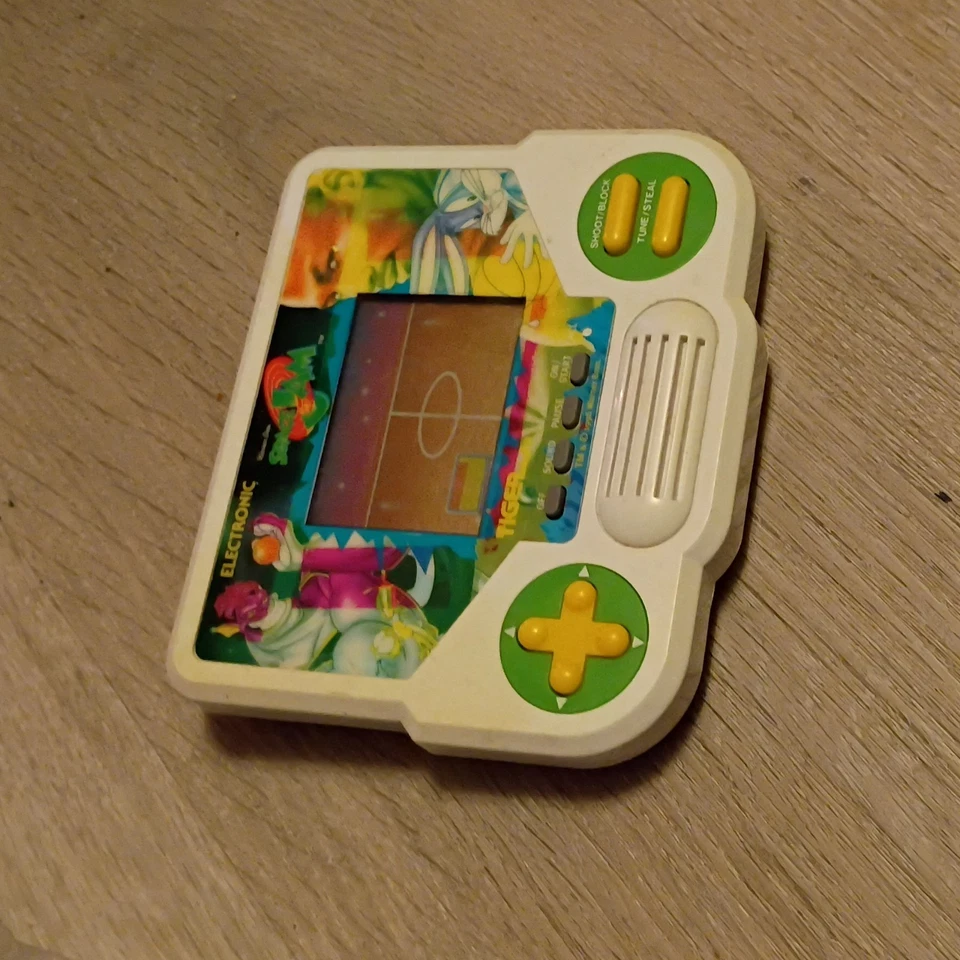 96 Tiger Space Jam Workin juego paquete con banda sonora casete Monstar sellado  Foto 3 de 4