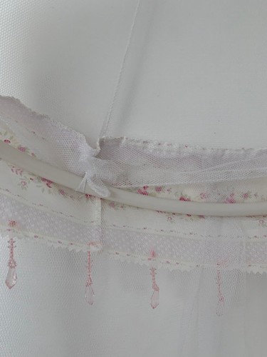 Beautiful Childrens Droplet & Floral Trimmed Net Canopy - Picture 10 of 12