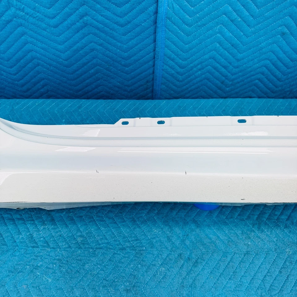 2012–2017 BMW 650i Right Side Skirt OEM 37439261 Alpinweiss 3 - Image 4 of 4