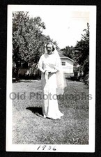 1936 WOMAN BRIDE BEAUTIFUL WEDDING DRESS POSING YARD OLD/VINTAGE PHOTO- J620