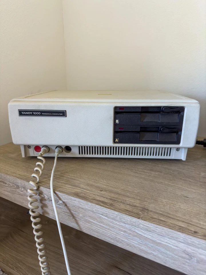 Computadora personal Tandy 1000 vintage (1985) con monitor, joystick, disquete de 5,25" Foto 2 de 4