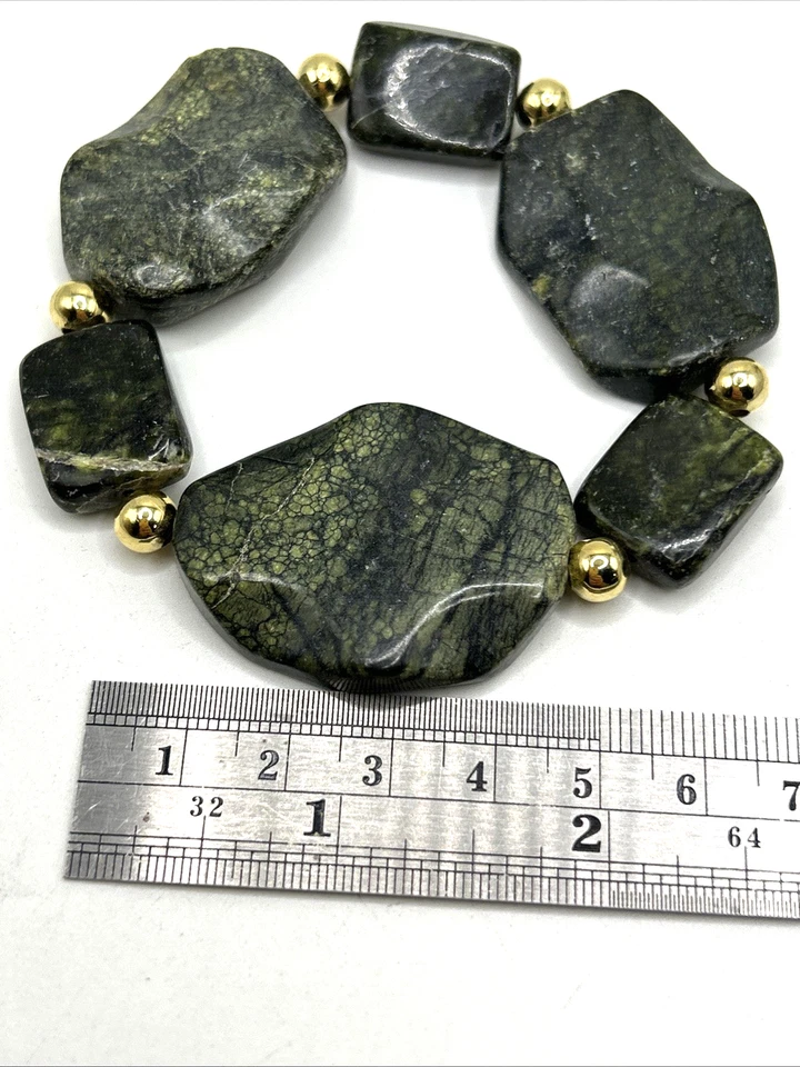 Brazalete elástico con cuentas gruesas de piedra natural serpentina verde oscuro de 7,5" con oro Foto 3 de 4
