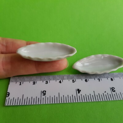 1 Miniatur weiß gewellt OVAL Teller Schale Keramik Steinware Puppenstube M16