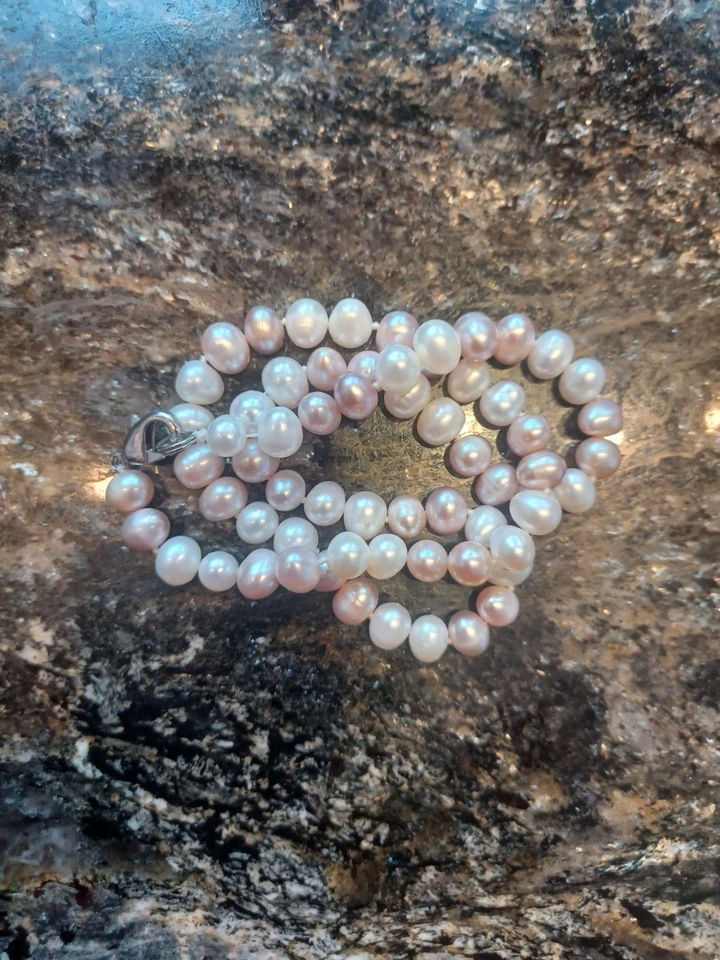 Ожерелье с розовым и белым блестящим культивированным пресноводным жемчугом 6x8 мм, 18 дюймов - Изображение 3 из 4