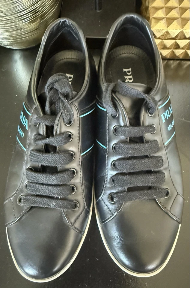 ZAPATILLAS PRADA MILANO MUJER NEGRAS CON LETRAS AZULES CUERO GUC TALLA 37 1/2 Foto 3 de 4
