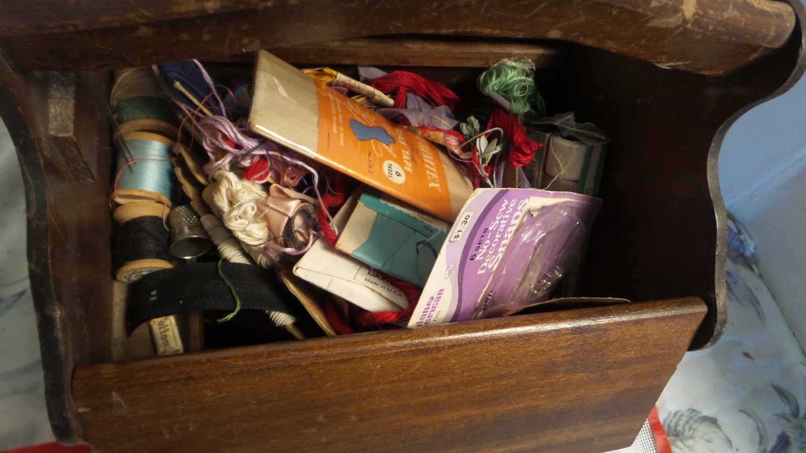 VTG Wooden ROUNDED Sewing Box Yarn Storage Organizer 2 doors & Handle LEGS 11x8T