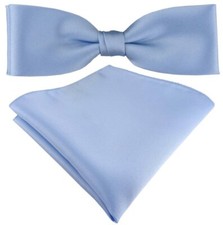 Vorgebundene schmale TigerTie Satin Fliege + Einstecktuch in hellblau Uni + Box