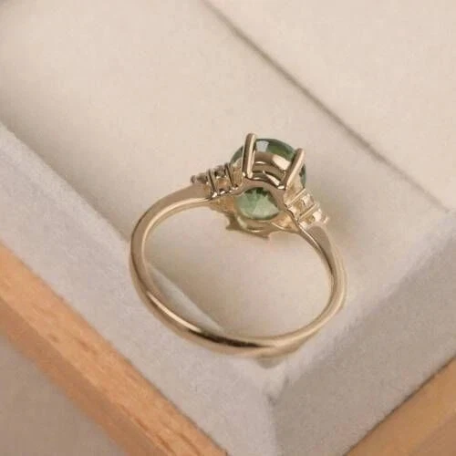 Anillo de boda solitario de alejandrita de 2 quilates de corte ovalado enchapado en oro amarillo de 14 quilates Foto 3 de 4