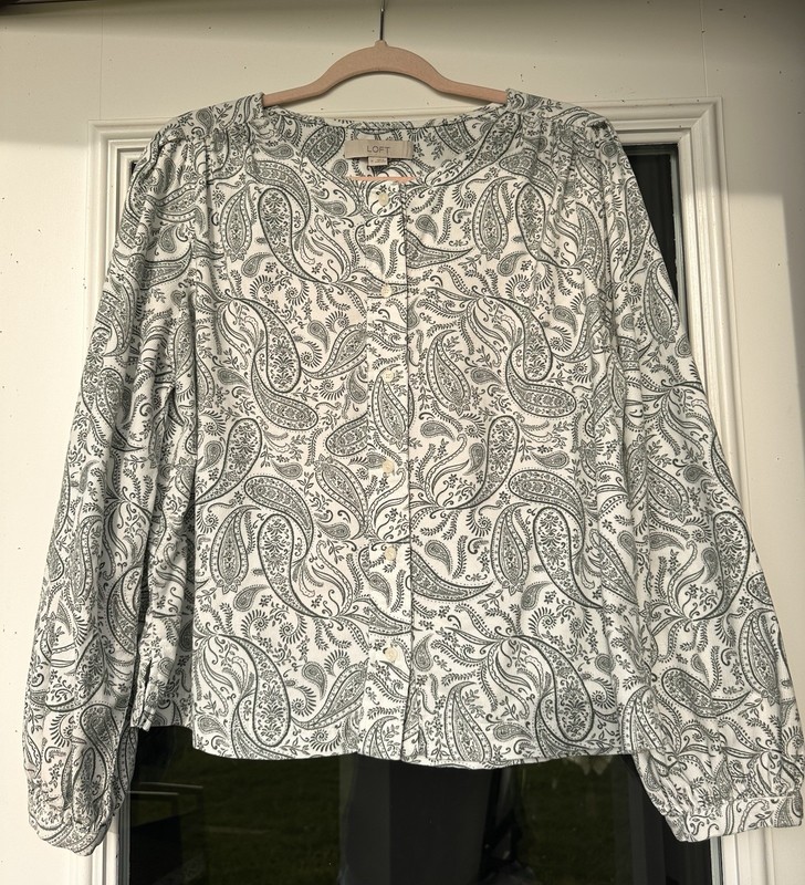 LOFT Women’s M White/Green Paisley Round Neck Long Sleeve Button Blouse