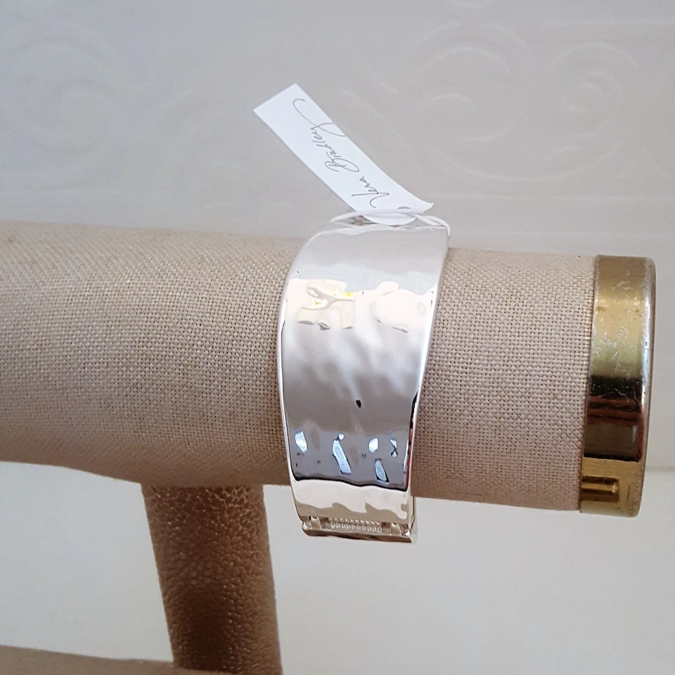 Brazalete martillado enchapado en plata VERA BRADLEY para mujer nuevo con etiquetas precio de venta sugerido por el fabricante 68 USD Foto 2 de 4