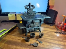 Vintage MINIATURE CAST-IRON STOVE ~ CRESCENT Toy / Display ~ COMPLETE