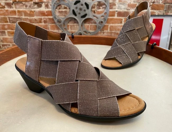 comfortiva summit sandals