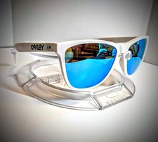 Rare Oakley 35th Anniversary Frogskins Sunglasses 09444-0157 White w/Blue Polor.