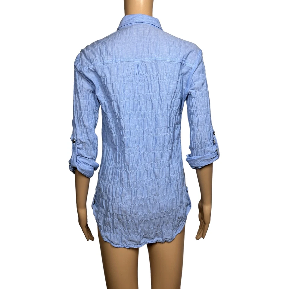 Camisa con botones Romeo&Juliet Couture para mujer talla M azul con volantes manga con lengüeta enrollable Foto 2 de 4