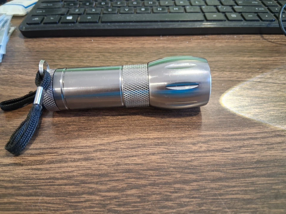 EVEREADY 4" POCKET FLASHLIGHT, TAKES 3 TRIPLE A BATTERIES, 1.5V - Image 2 of 4