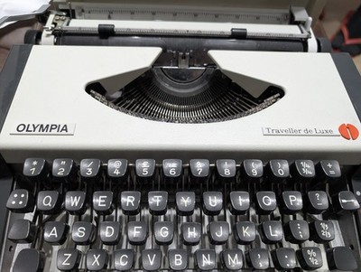 Olympia Traveller de Luxe Schreibmaschine mit Koffer MADE IN YUGOSLAVIA
