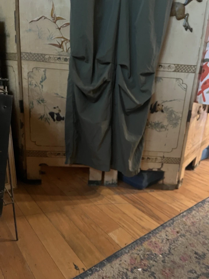 Mono utilitario estándar universal en verde oliva Foto 4 de 4