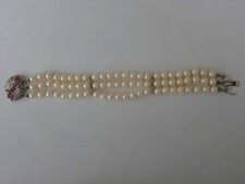 Perlenarmband 3-reihig mit großem 585 Weißgoldverschluß und 15 Rubinen besetzt