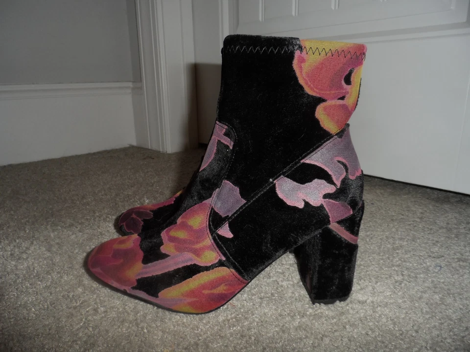 Pretty Steve Madden Talla 7 Negro Púrpura Floral Terciopelo Bloque Tacón Botas Nuevas Sin Caja Foto 3 de 4