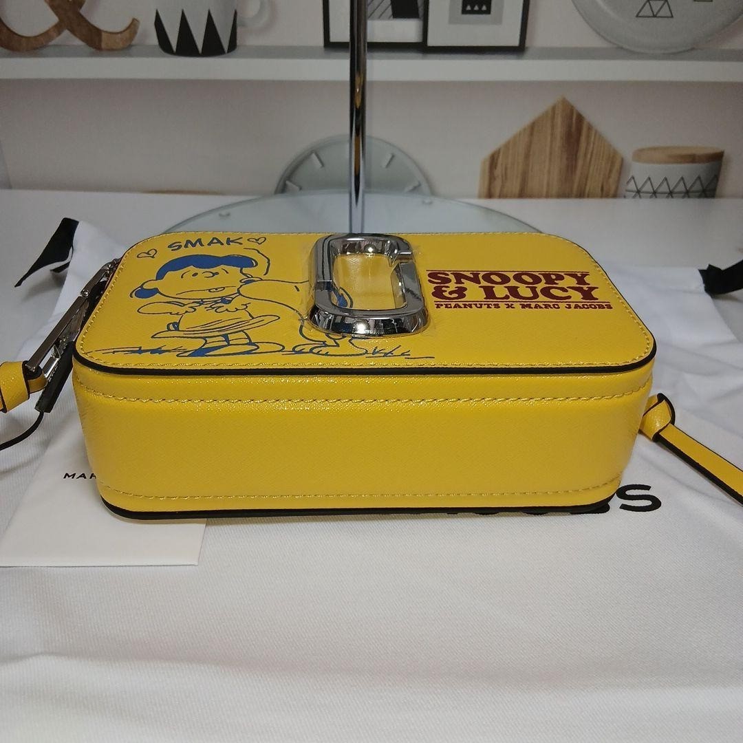 ナナMARK JACOBS× PEANUTSスヌーピーコラボ　レザー MARC JACOBS Snapshot Peanuts Snoopy Collab Shoulder Bag Crossbody