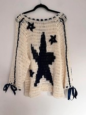 Handgefertigter cremefarbener Pullover mit H�...