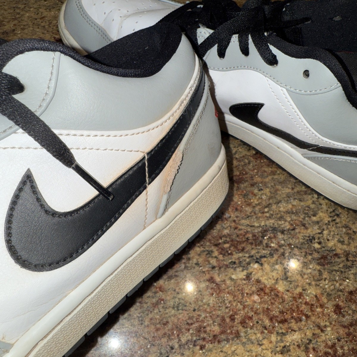 靴 NIKE AIR JORDAN 1 LOW \"LIGHT SMOKE GREY\" Nike Air Jordan 1 Low Sneaker - 553558-030 - Light Smoke Grey - 11