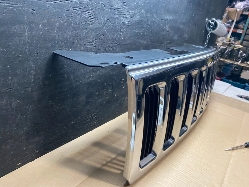 Jeep Commander 2006 a 2010 parrilla superior delantera OEM t6563 DG Foto 3 de 4