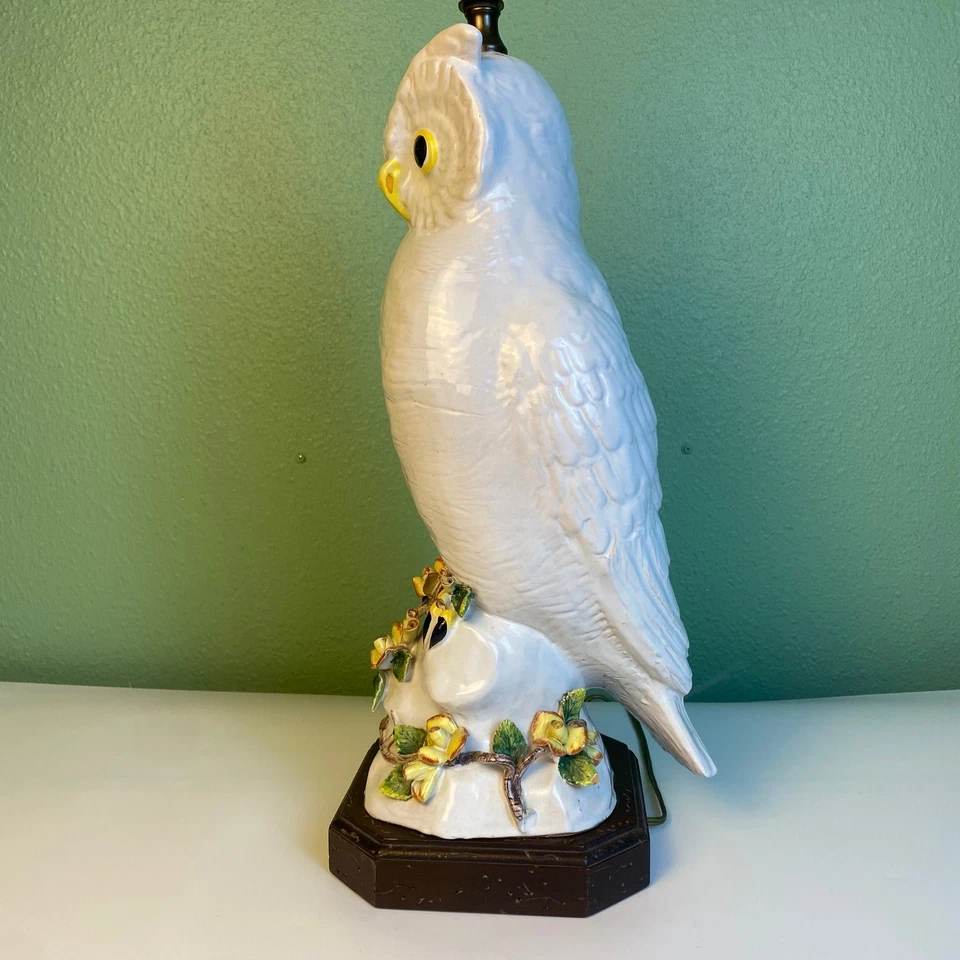 Lámpara de mesa italiana de colección con base floral de búho de terracota esmaltada blanca Foto 4 de 4