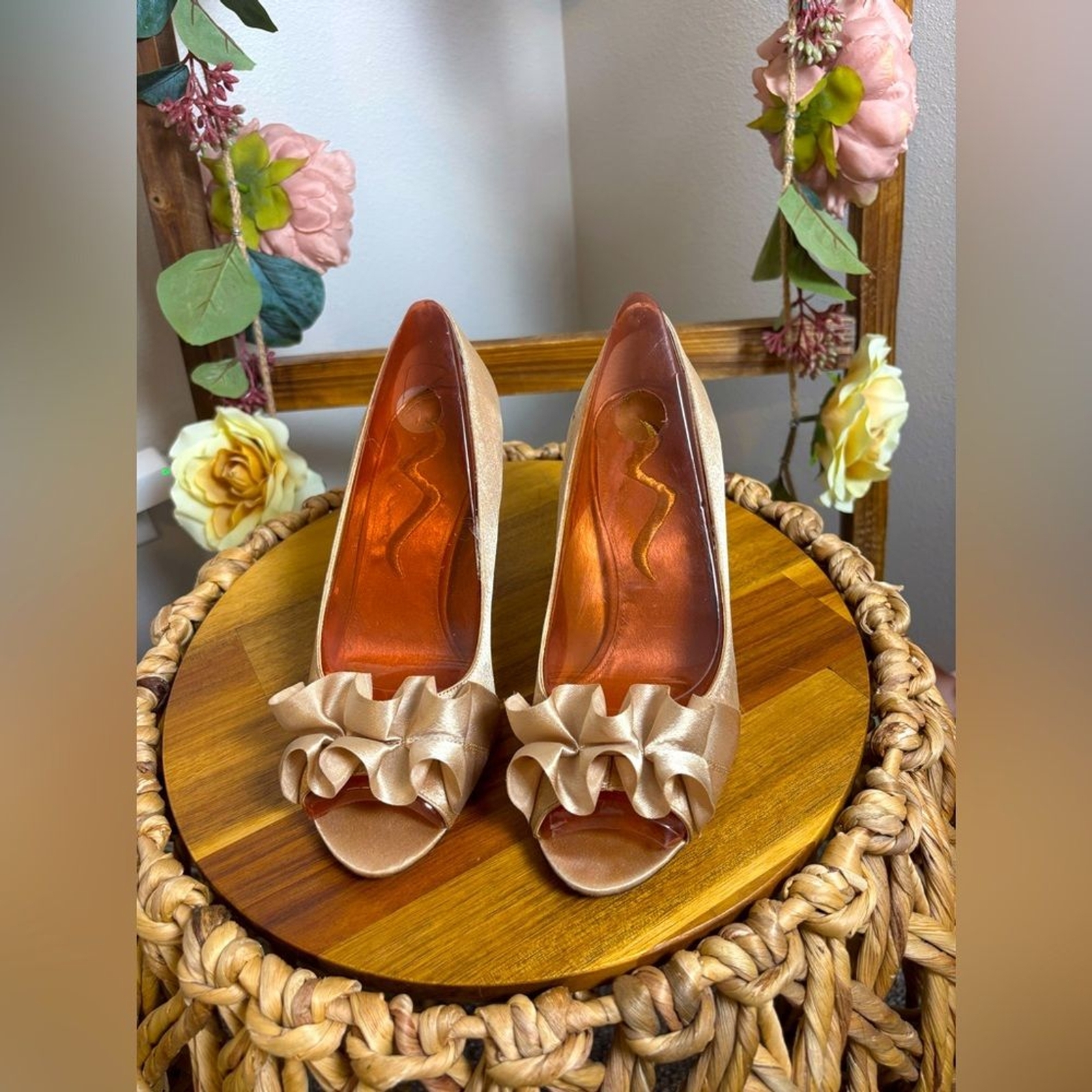 Beige Suede Pointed Toe Bow Heels by Nina with Leather Sole Size 6M