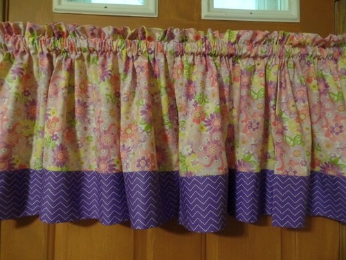 Lila, rosa & gelbe Blumen, lila Chevron Band, handgefertigte Fenster VALANCES - Bild 1 von 6