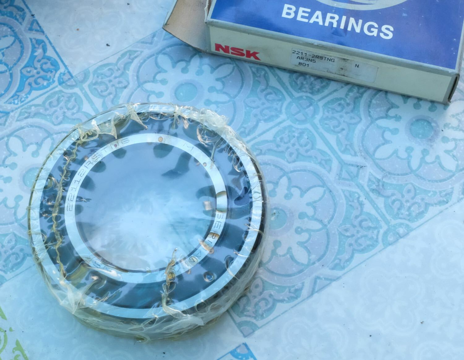 Roulement à rotule sur billes NSK 2211-2RSTNG étanche pour arbre de 55mm