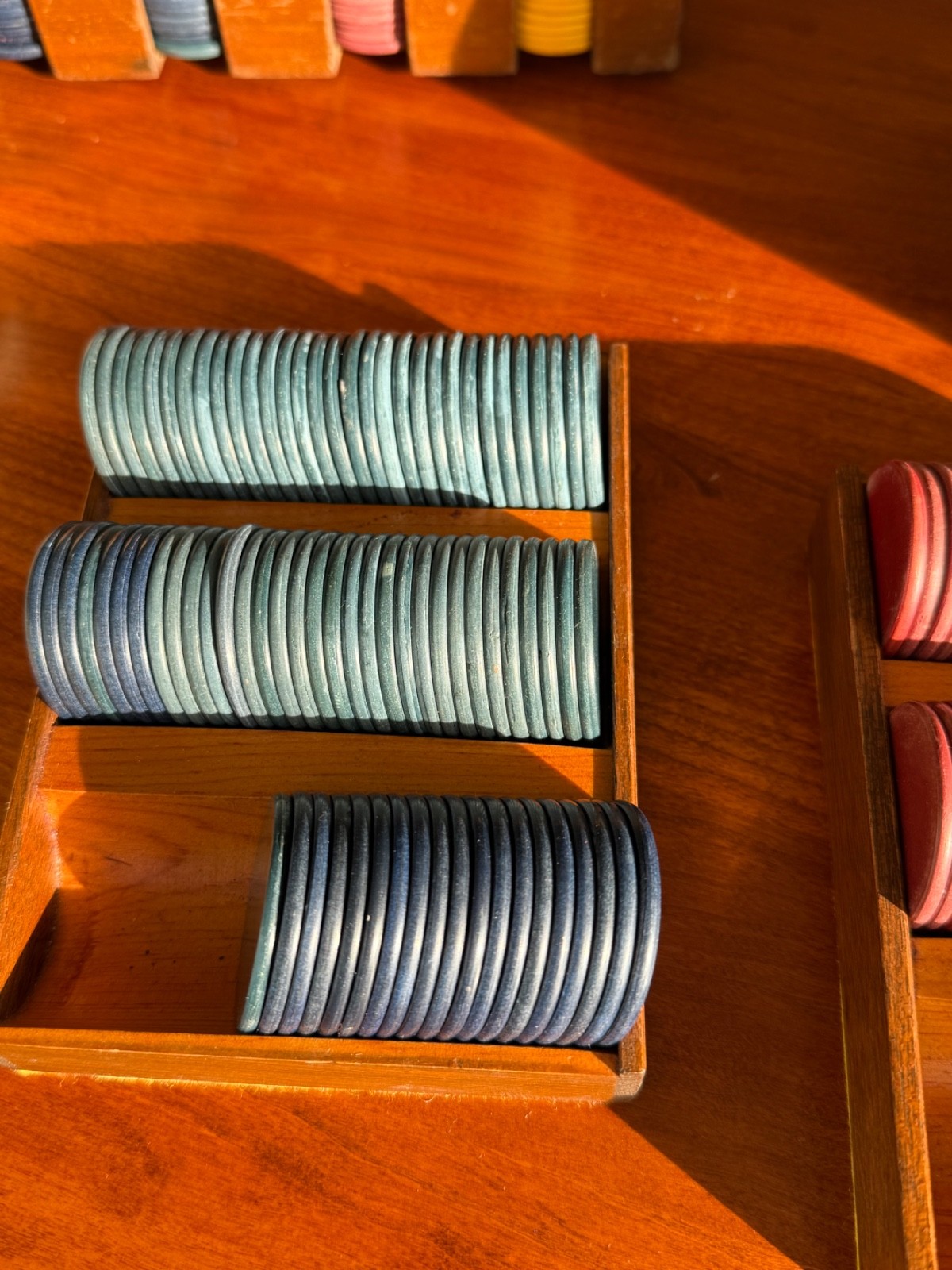 600 Vintage Antique Smooth Clay Poker Chips with Wood Holders and Trays