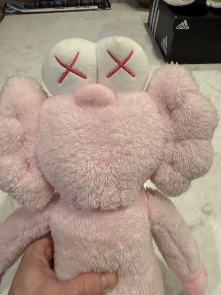 KAWS Companion BFF Peluche Rosa con Etiqueta 20" Foto 3 de 4