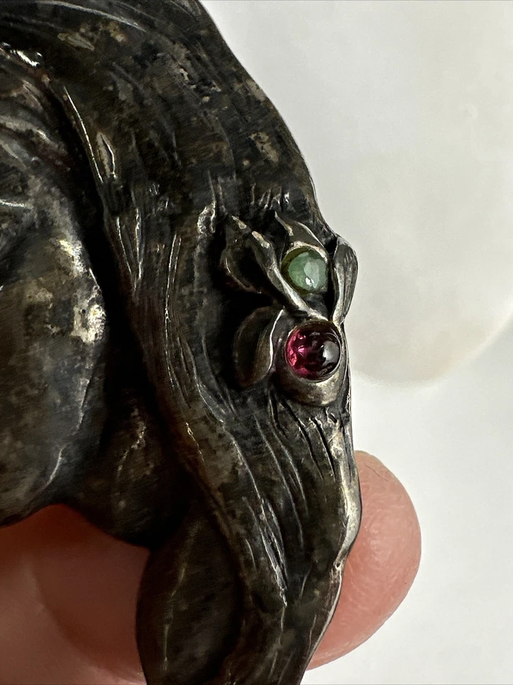 Шикарная дамская брошь из стерлингового серебра ручной работы с гранатами и изумрудами - Изображение 3 из 4