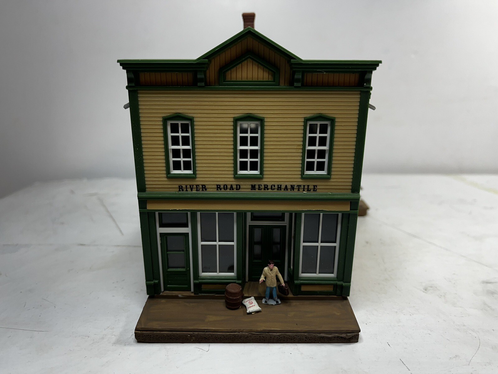 WALTHERS CORNERSTONE HO SCALE 1/87 RIVER ROAD MERCANTILE Built