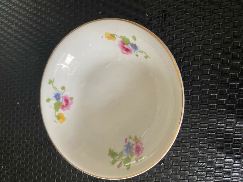 Kharlsbad Czechoslovokia. dessert bowl 5 1/4 diameter vintage rare