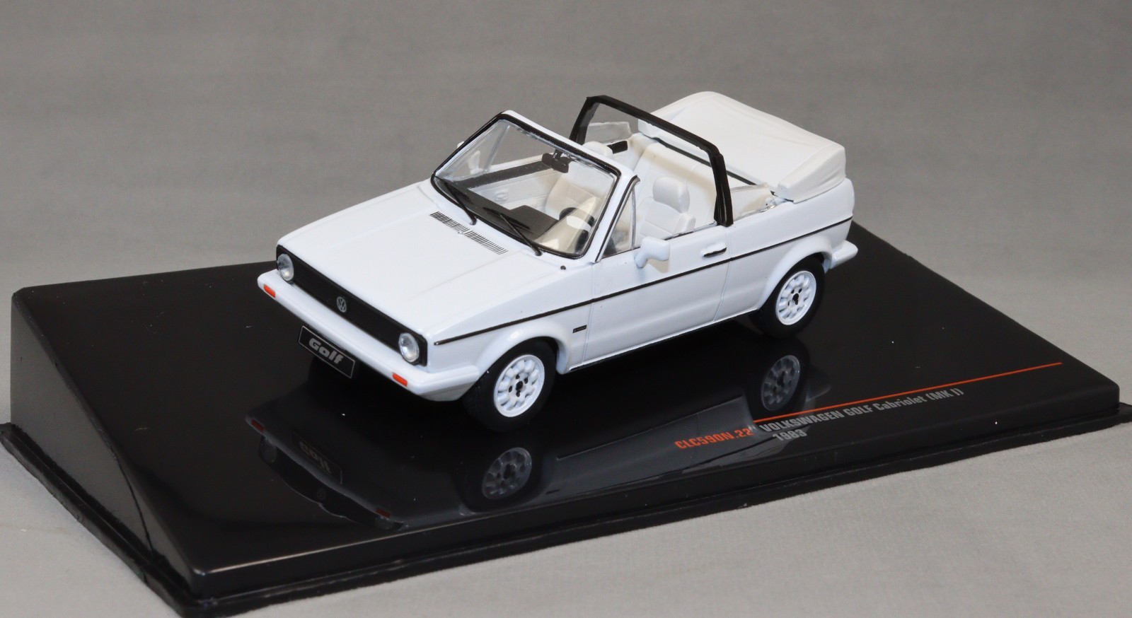 IXO Volkswagen VW Golf Cabriolet in White 1983 CLC590N 1/43 NEW