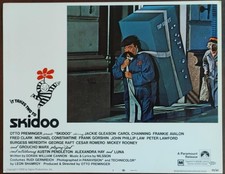 Jackie Gleason carrying a heavy secret box SKIDOO original 1969 Lobby Card 933